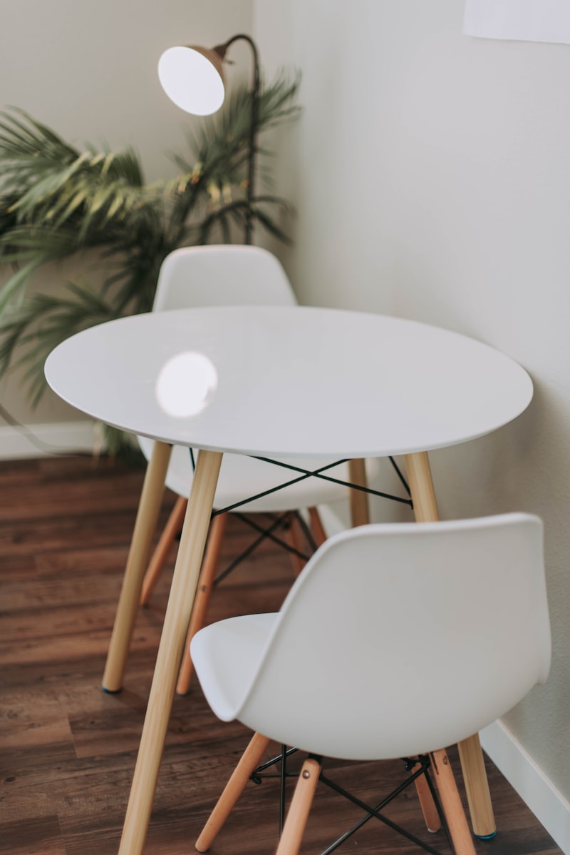 Marble-Print Round Dining Table